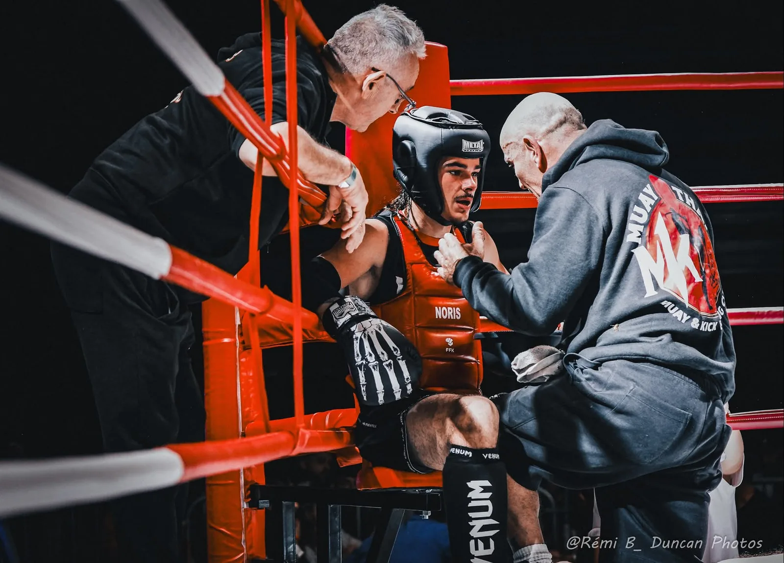 Coach conseillant un combattant dans le coin