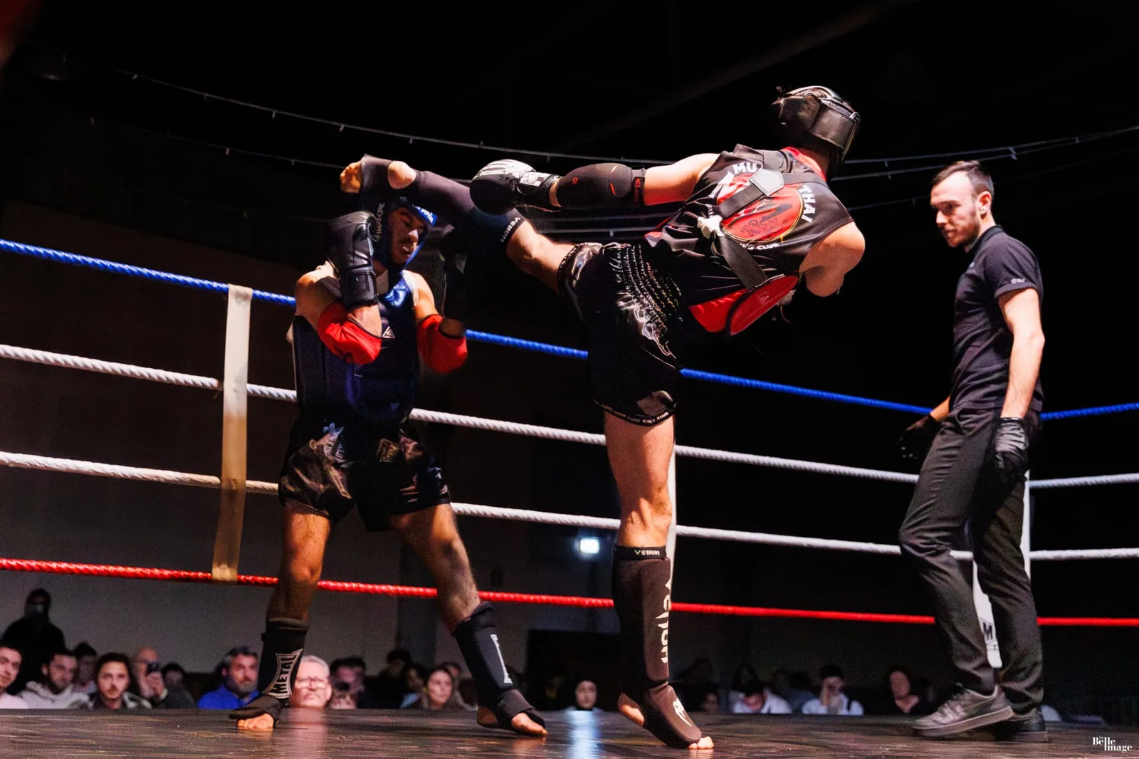 Combat de kickboxing sur le ring