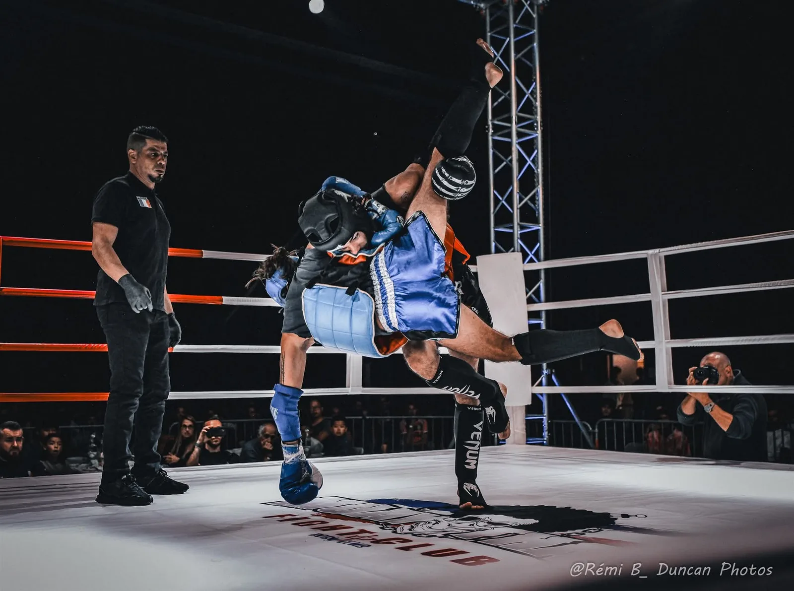 Technique acrobatique lors d’un gala de boxe