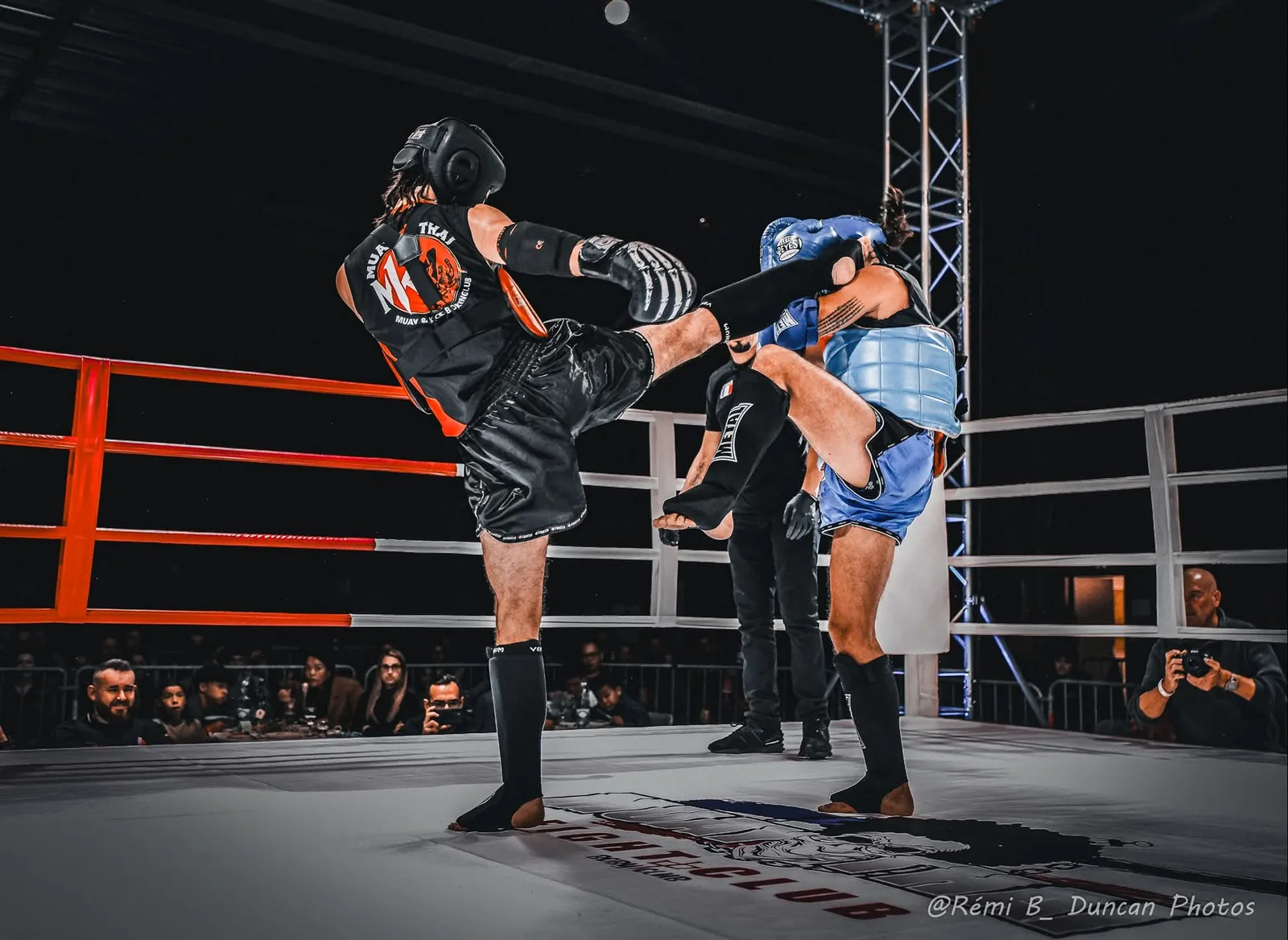 Coup de pied haut lors d’un combat de gala sous les projecteurs