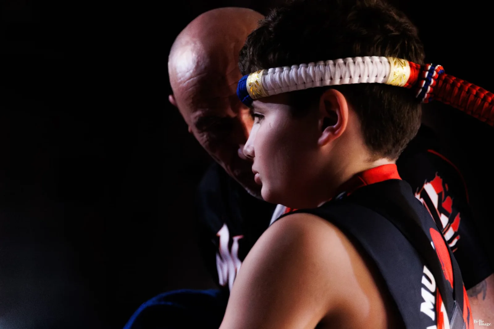 Un jeune combattant écoute les consignes de son coach