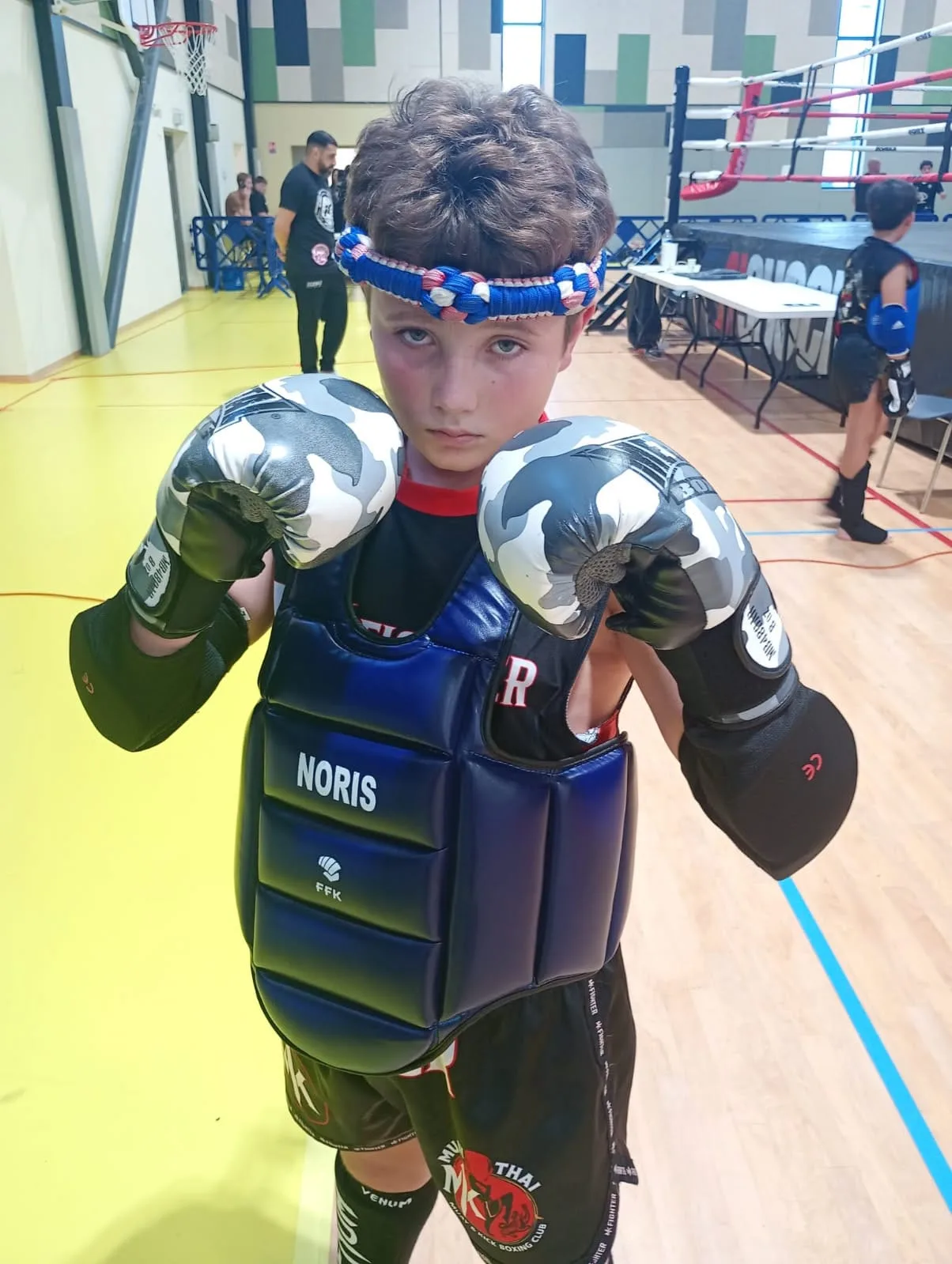 Jeune compétiteur du club avec ses gants de boxe